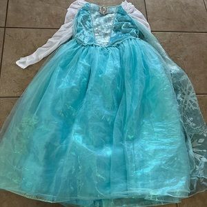 elsa costume with long sleeves and veil